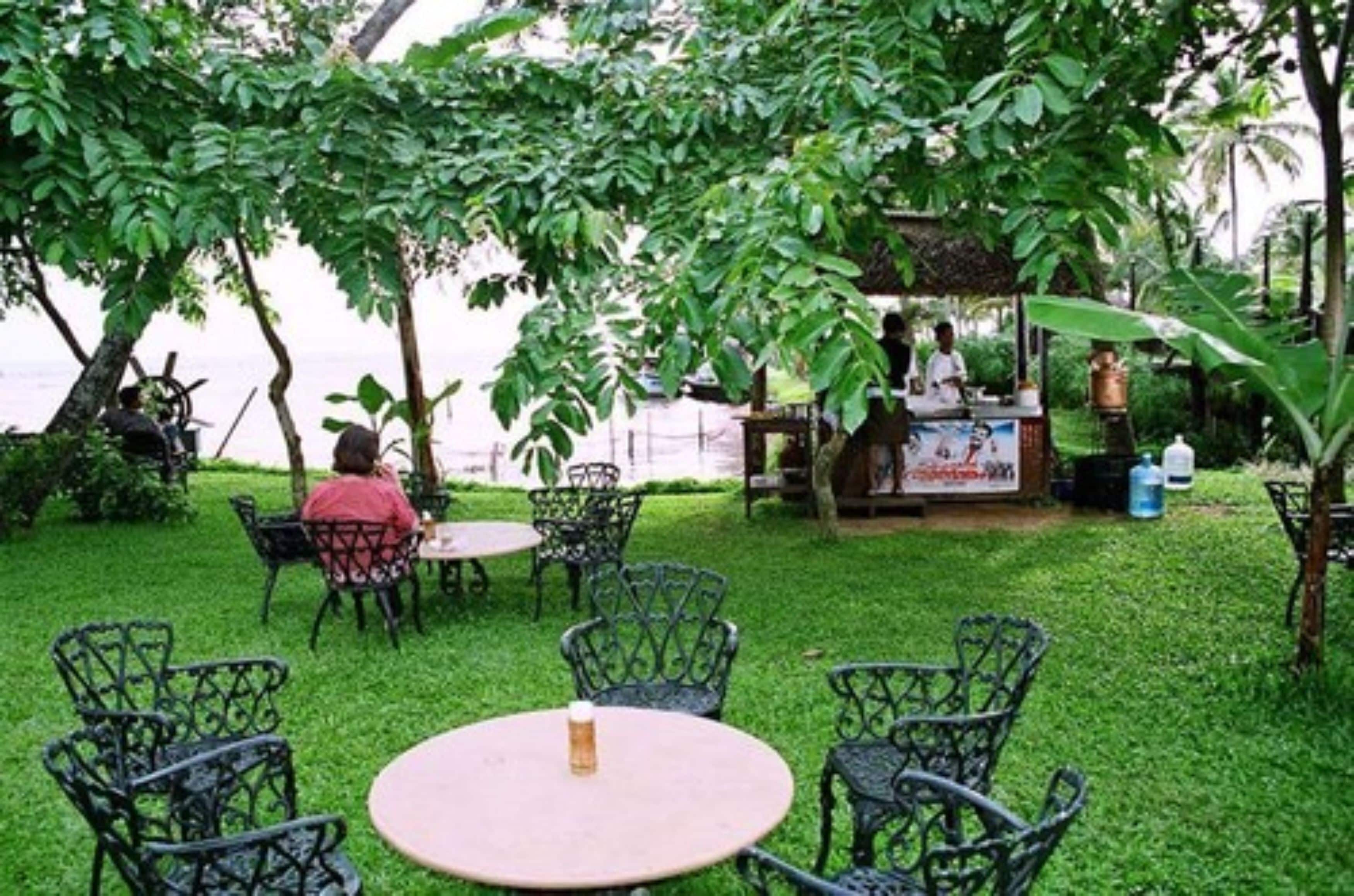 2 restaurants, breakfast served