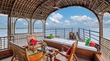 Værelse - 1 kingsize-seng - søudsigt - ved sø (One Bedroom Houseboat) | Opholdsområde | Plasma-tv