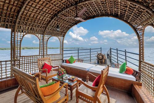 Room, 1 King Bed, Lake View, Lakeside (One Bedroom Houseboat) | Living area