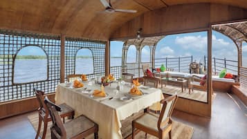 Phòng, nhiều giường, quang cảnh hồ, cạnh hồ (Two Bedroom Houseboat) | Khu phòng khách | TV plasma