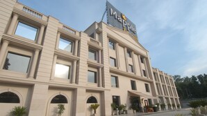 Un hôtel doté d’une façade moderne, de nombreuses fenêtres et d’une enseigne bien visible.