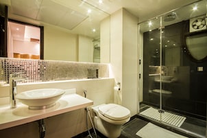 Studio Room with Breakfast | Bagno | Doccia, soffione a pioggia, set di cortesia gratuito, asciugacapelli