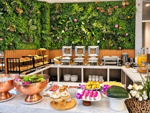 Un buffet proposant une variété de plats et un coin café.