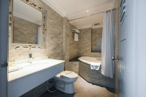 Executive Room, 2 Single Beds | Bathroom | Free toiletries, hair dryer, towels