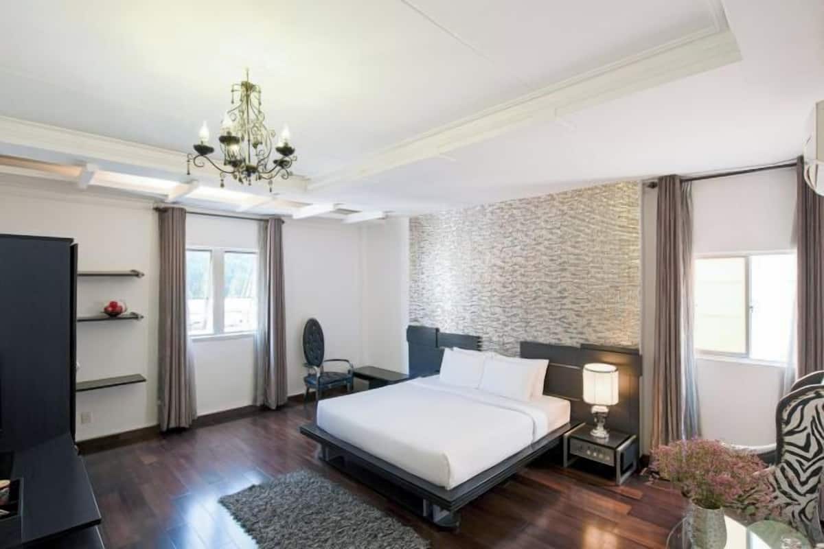 Minibar, desk, free WiFi, bed sheets