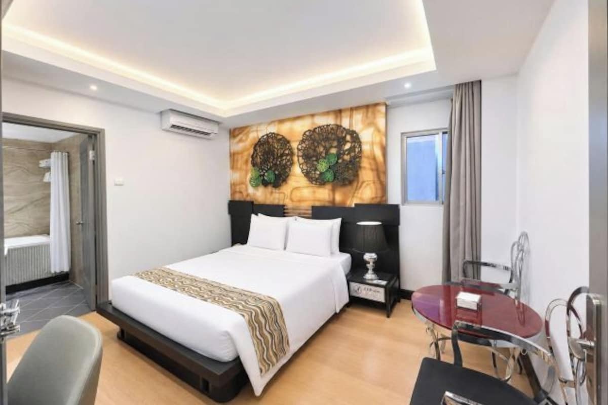 Minibar, desk, free WiFi, bed sheets
