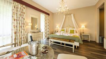 Honeymoon suite | Een bureau, verduisterende gordijnen, een strijkplank/strijkijzer