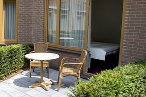 Comfort Double Room, 2 Single Beds | Terrace/patio - Hof van Putten (Putten)
