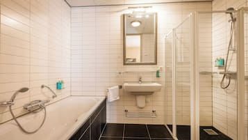 Royal suite | Badkamer | Een haardroger, handdoeken