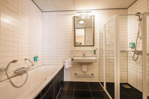 Royal suite | Badkamer | Een haardroger, handdoeken