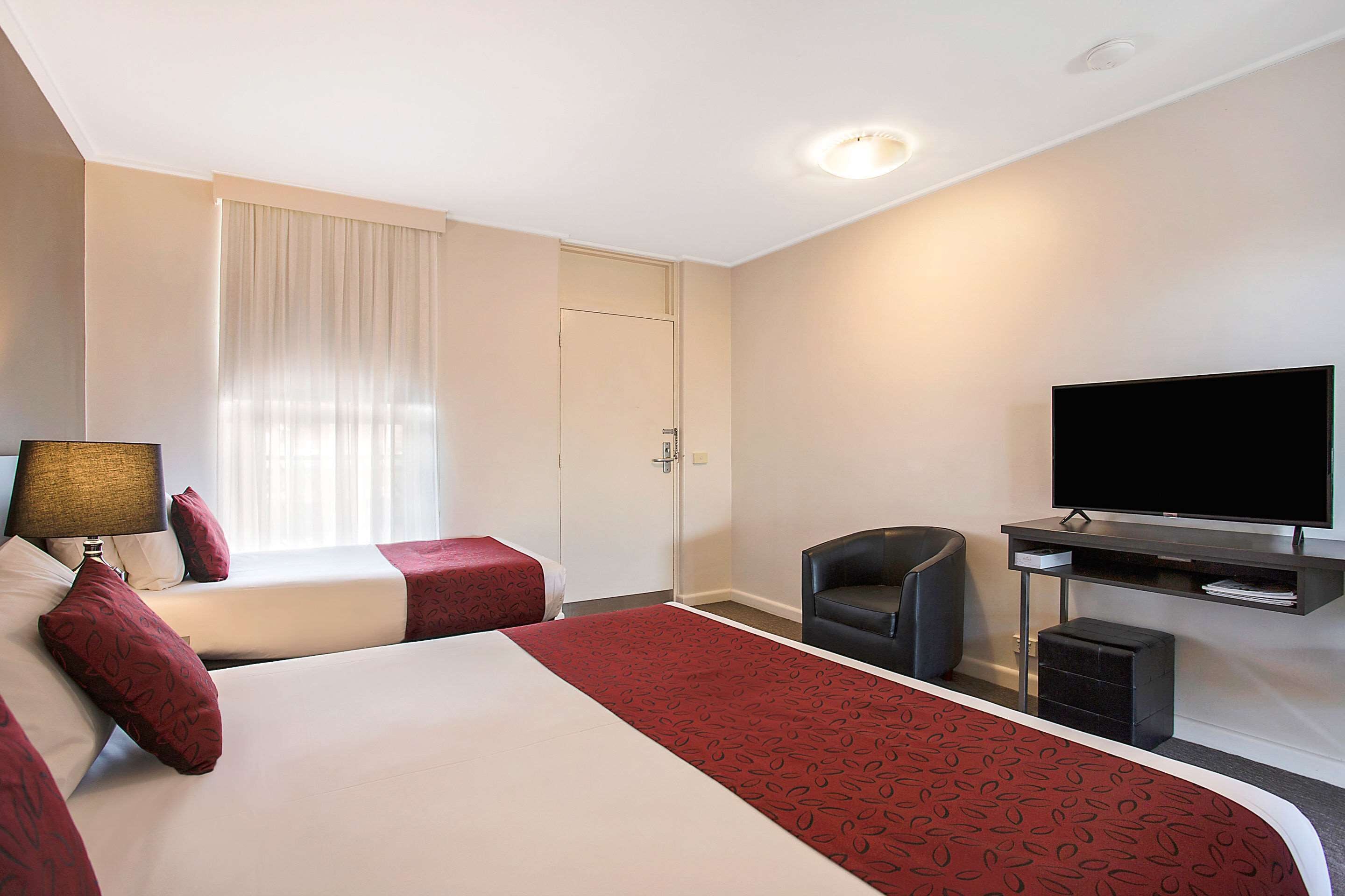 standard suite, non smoking | premium bedding, pillow-top beds, minibar, desk