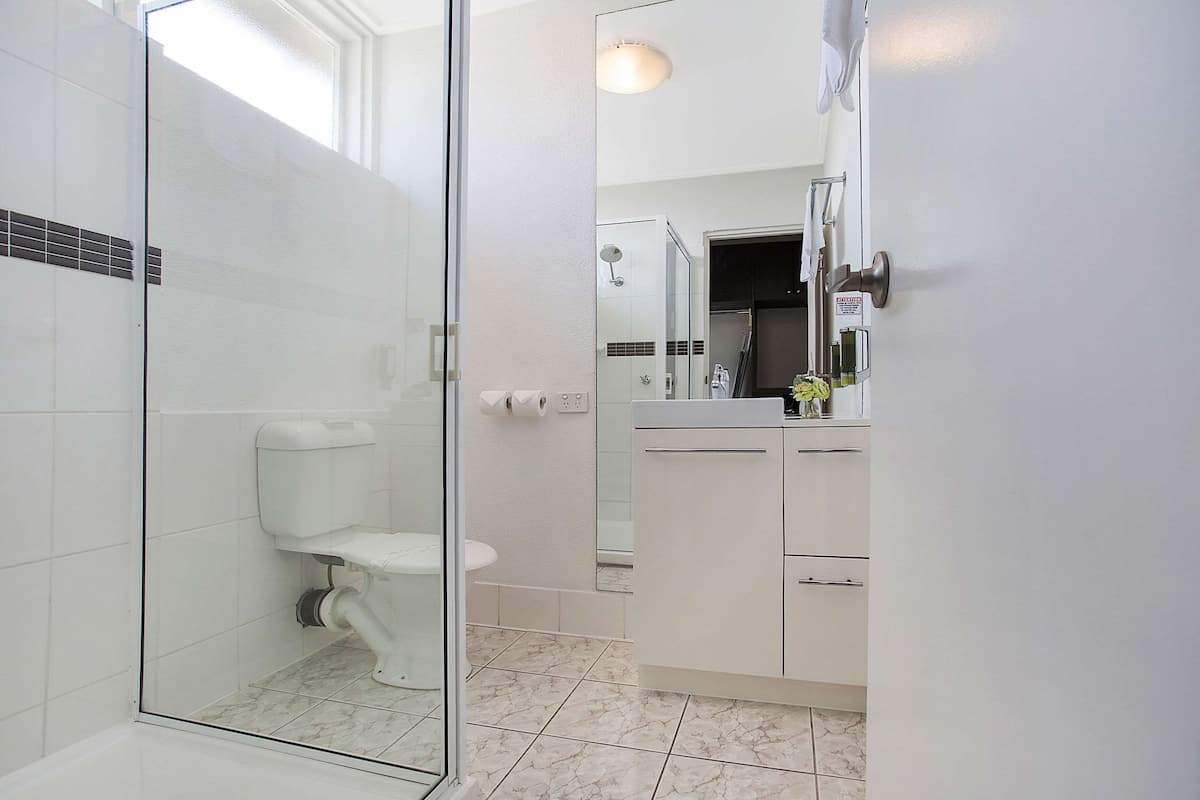 standard suite, non smoking | bathroom | shower, free toiletries, hair dryer, towels