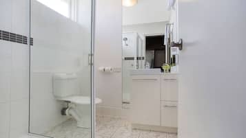 Standard Suite, Non Smoking | Bathroom | Shower, free toiletries, hair dryer, towels