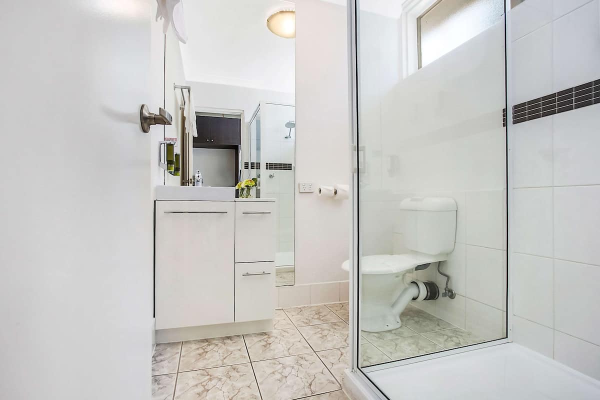 standard room, 1 king bed | bathroom | shower, free toiletries, hair dryer, towels