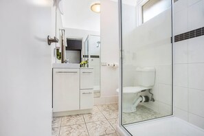 Ropa de cama de alta calidad, colchones con pillow-top y minibar 