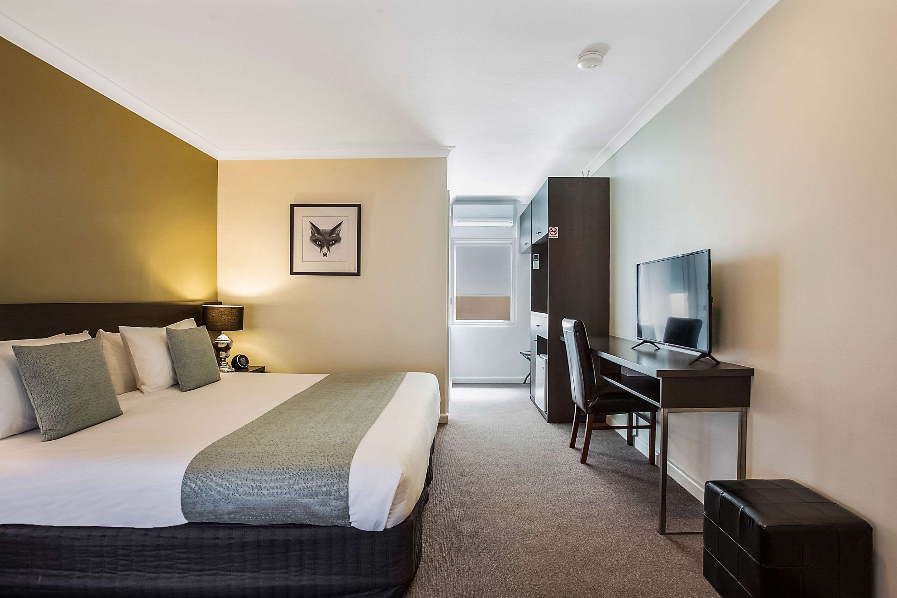standard room, 1 king bed | premium bedding, pillow-top beds, minibar, desk
