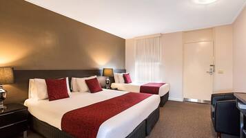 Standard-sviitti, tupakointi kielletty | Ylelliset vuodevaatteet, pillowtop-patjalliset sängyt, minibaari