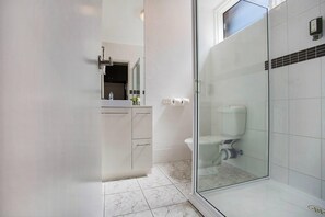 Habitación estándar, 1 cama de matrimonio grande | Ropa de cama de alta calidad, colchones con acolchado adicional, minibar