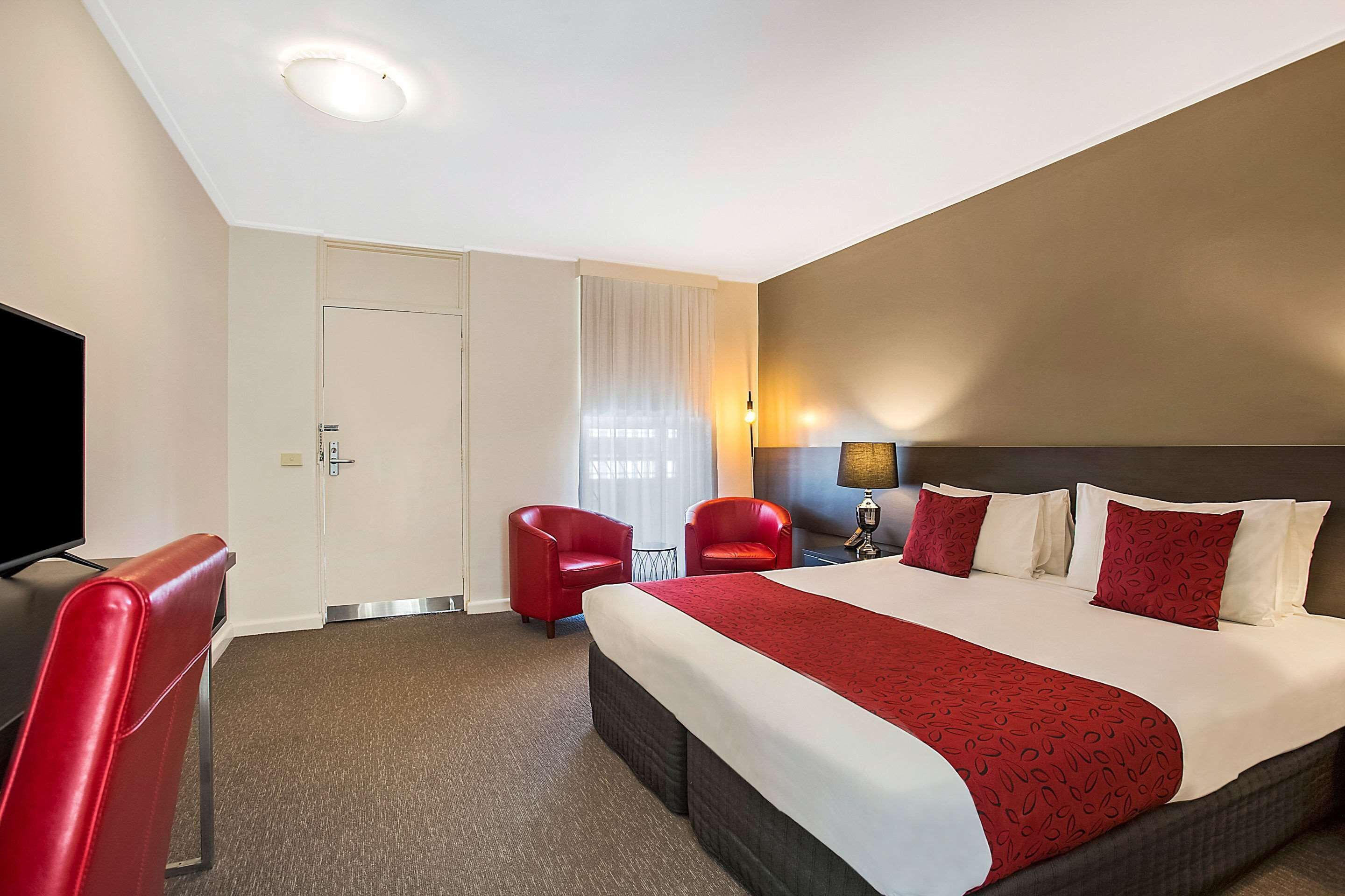 standard room, 1 king bed | premium bedding, pillow-top beds, minibar, desk