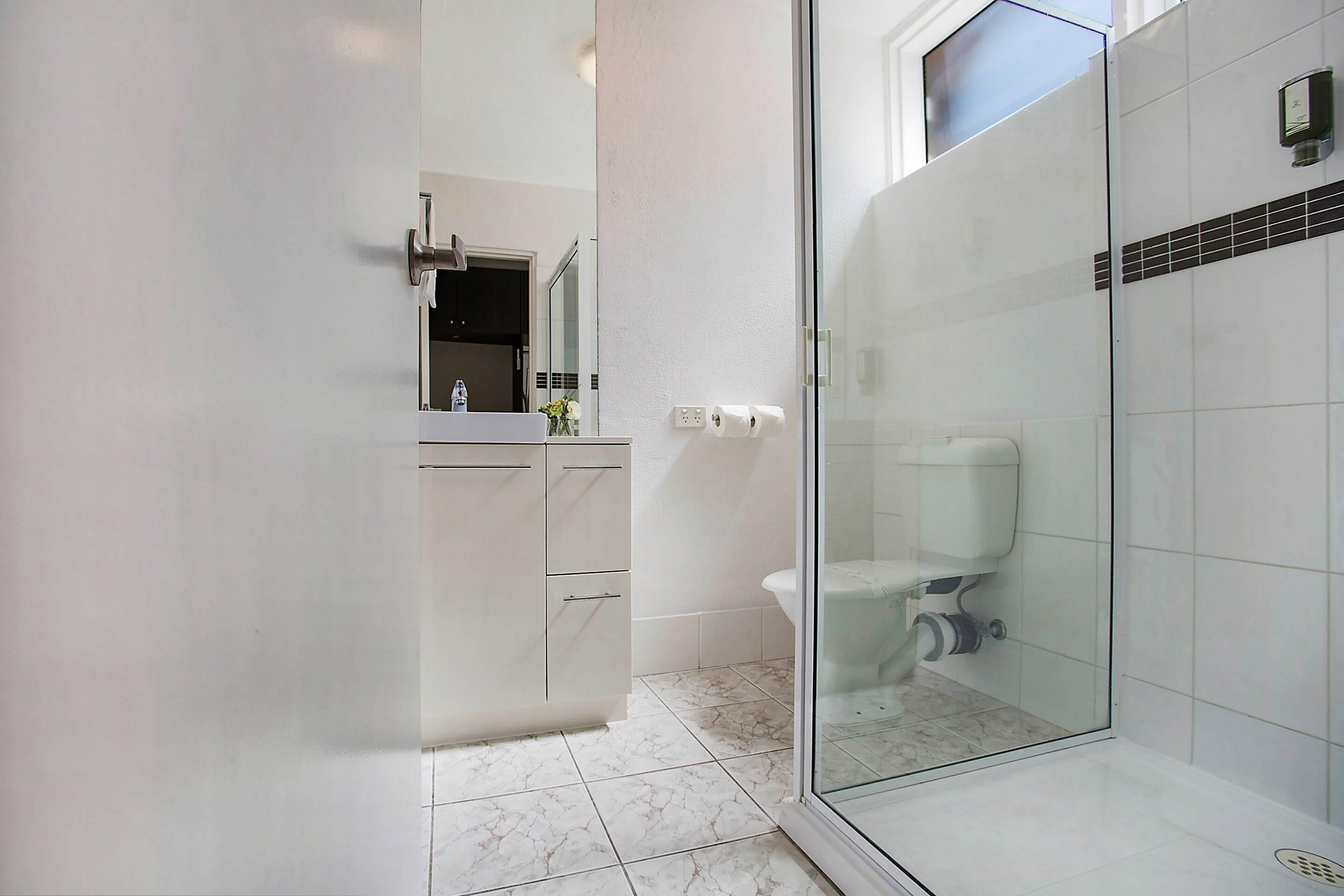 Standard Room, 1 King Bed | Premium bedding, pillow-top beds, minibar, desk