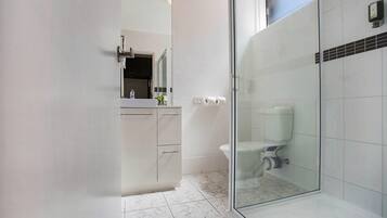 Standard Room, 1 King Bed | Premium bedding, pillow-top beds, minibar, desk