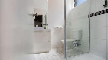 Ropa de cama de alta calidad, colchones con pillow-top y minibar