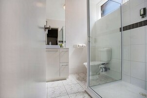 Habitación estándar, 1 cama de matrimonio grande | Ropa de cama de alta calidad, colchones con acolchado adicional, minibar