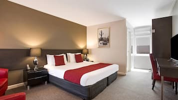 Standaard kamer, 1 kingsize bed | Luxe beddengoed, pillowtop-bedden, een minibar, een bureau