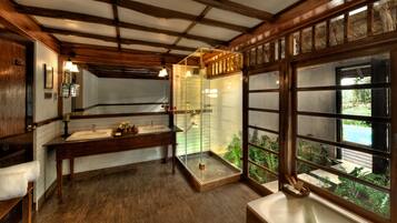 Separate bathtub and shower, deep-soaking bathtub, free toiletries