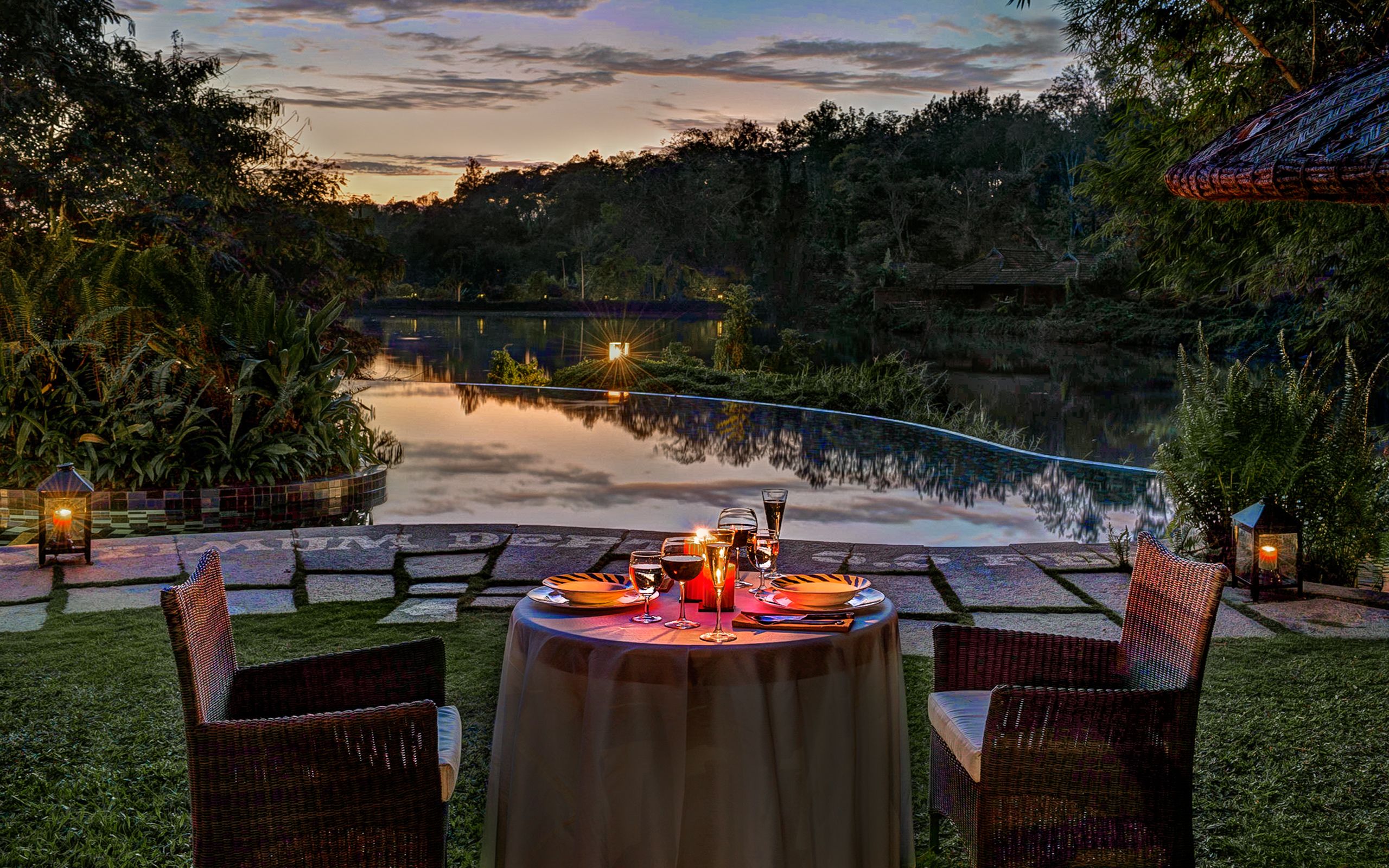 3 restaurants, breakfast, lunch, dinner served; barbecue