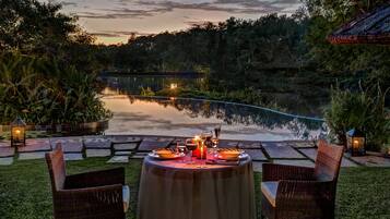 3 restaurantes; se sirve desayuno, almuerzo y cena; parrillada