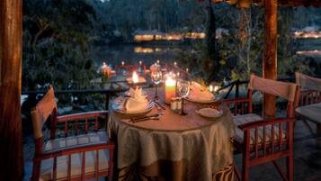 3 restaurantes; se sirve desayuno, almuerzo y cena; parrillada