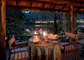 3 restaurantes; se sirve desayuno, almuerzo y cena; parrillada