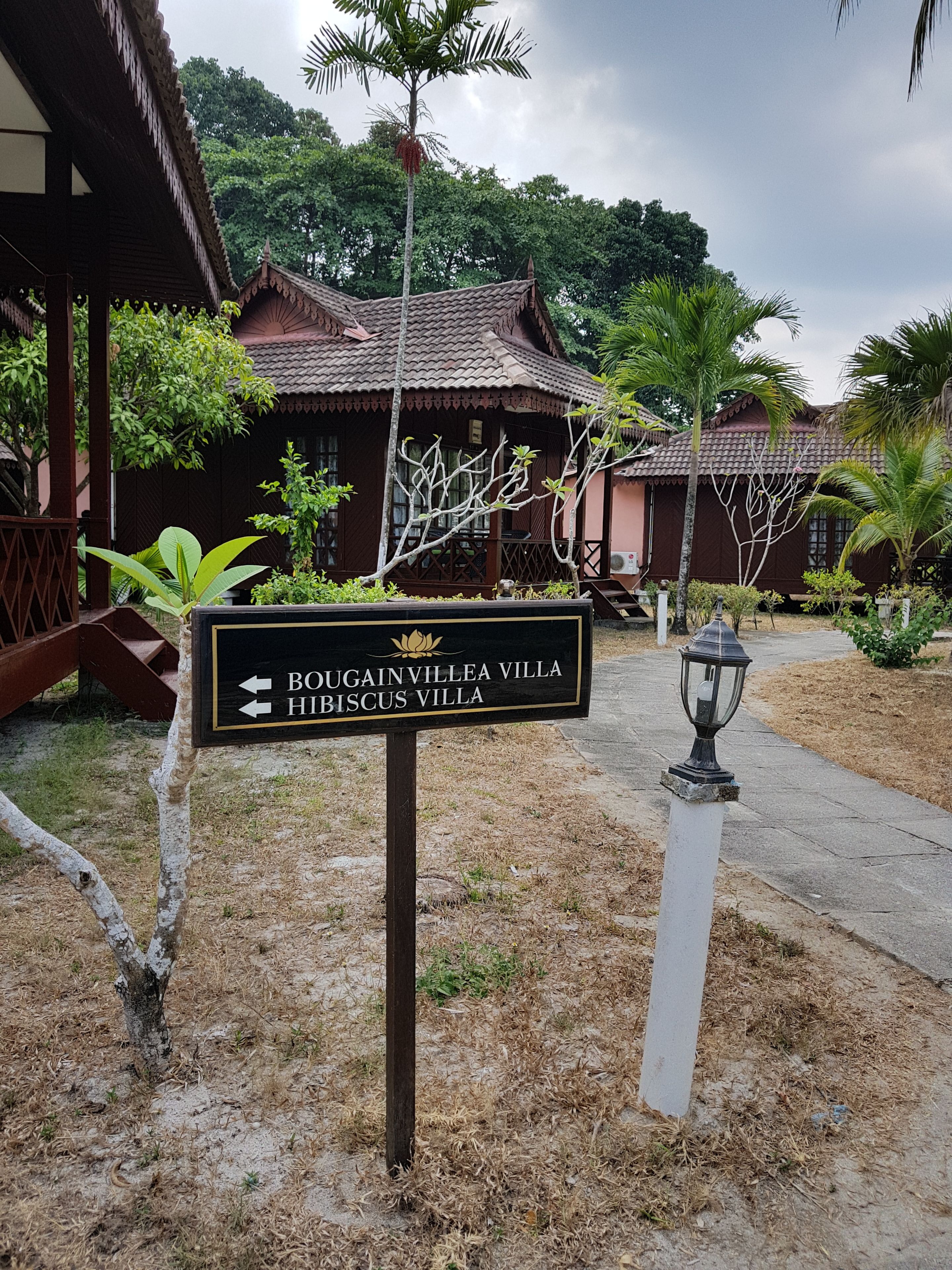 A sign indicating directions to Boguainvillea Villa and Hibiscus Villa.
