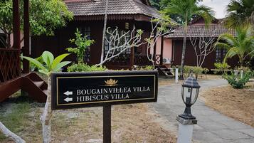 A sign indicating directions to Boguainvillea Villa and Hibiscus Villa.