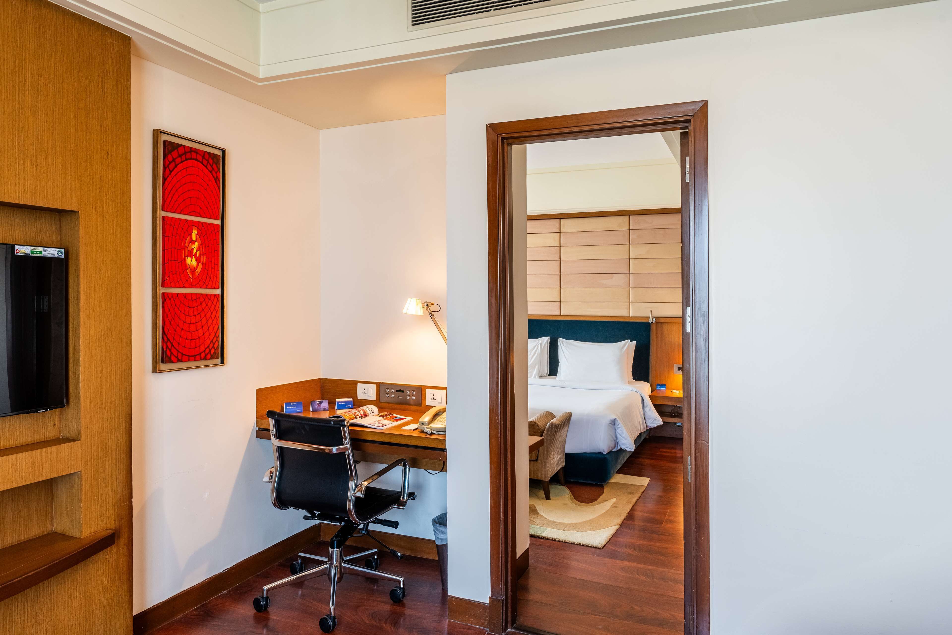 suite, 1 bedroom (whirlpool) | minibar, in-room safe, individually decorated, individually furnished