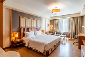 Deluxe-rum | Minibar, värdeförvaringsskåp på rummet och individuell inredning