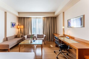 Deluxe-rum | Minibar, värdeförvaringsskåp på rummet och individuell inredning