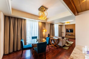 Svit - 1 sovrum (Whirlpool) | Minibar, värdeförvaringsskåp på rummet och individuell inredning