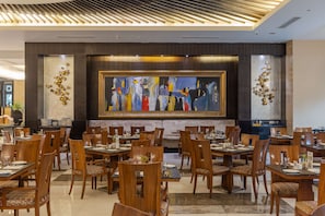 3 restaurants, breakfast, lunch, dinner served; international cuisine