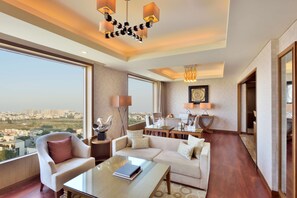 Minibar, in-room safe, individually decorated, individually furnished - Radisson Blu Hotel Indore (Indore)