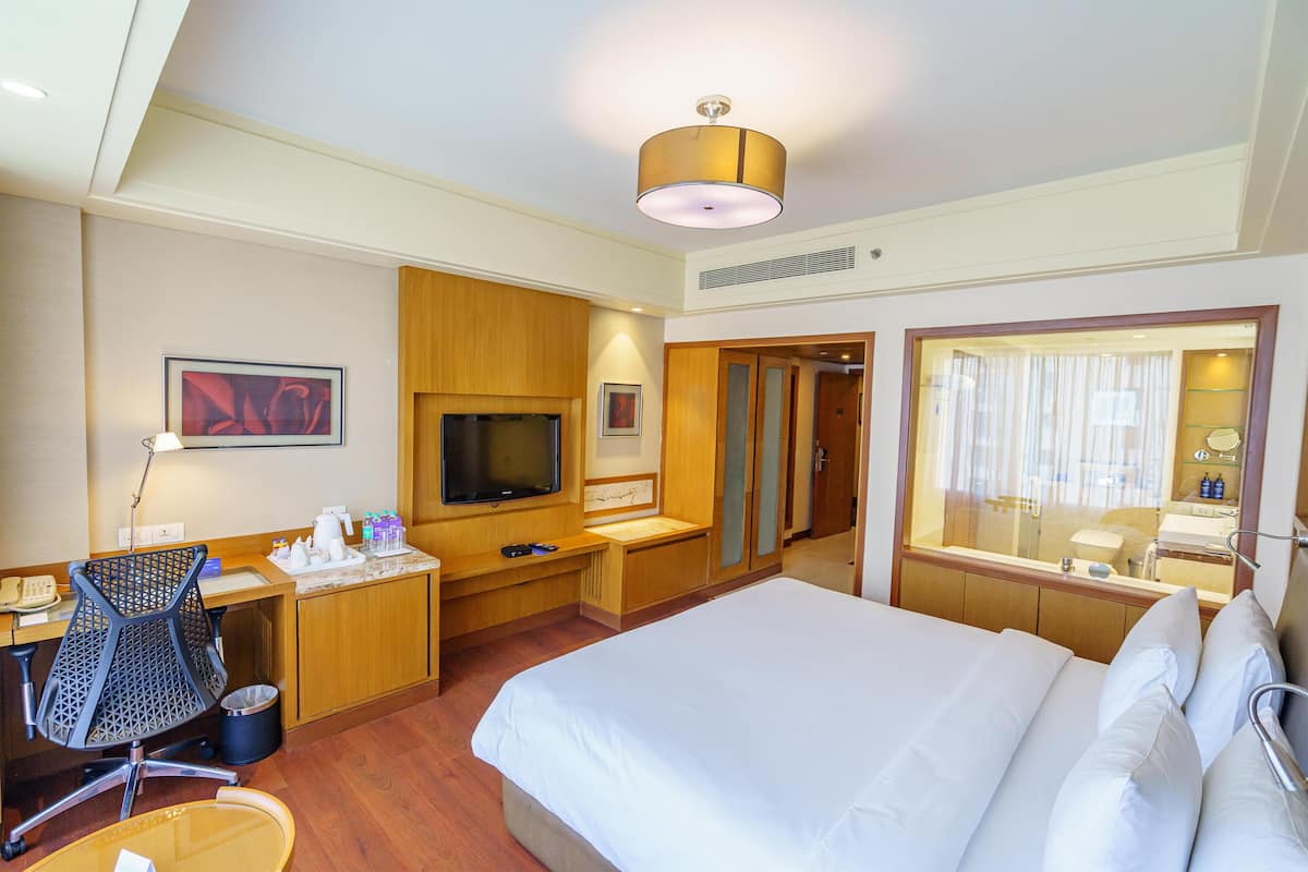 Business Room | Minibar, in-room safe, individually decorated, individually furnished
