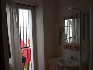 Quarto quádruplo standard | Banheiro | Chuveiro, produtos de toalete grátis