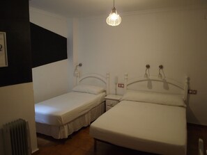 Quarto triplo | Roupas de cama de algodão egípcio, cofres nos quartos, escrivaninha