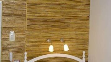 Lakens van Egyptisch katoen, een kluis op de kamer, een bureau