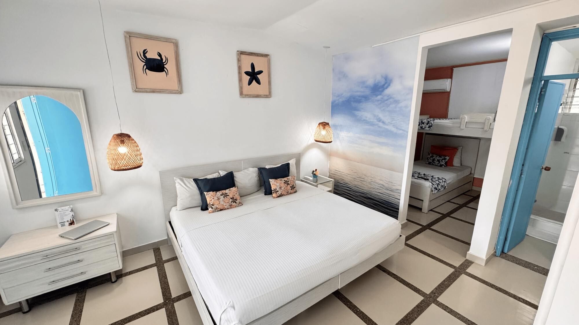 Luxe beddengoed, een bureau, verduisterende gordijnen