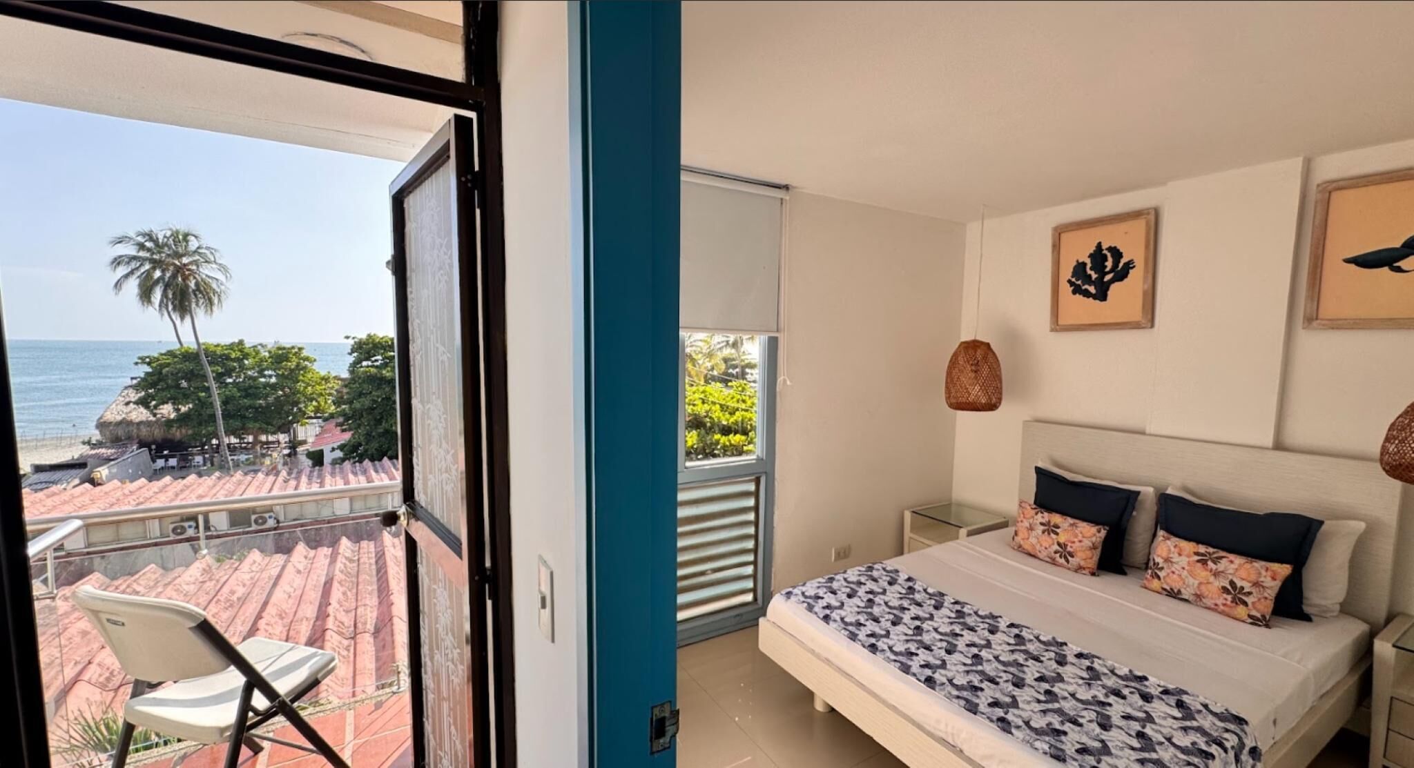 Luxe beddengoed, een bureau, verduisterende gordijnen