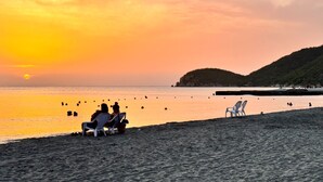 Trên bãi biển, khăn tắm biển