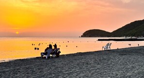 Di pantai dan handuk pantai
