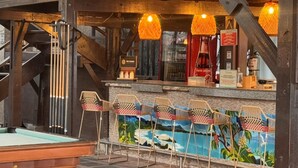 Bar (trong khuôn viên)